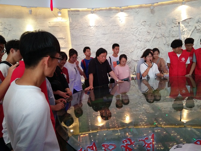 村史馆参观.jpg