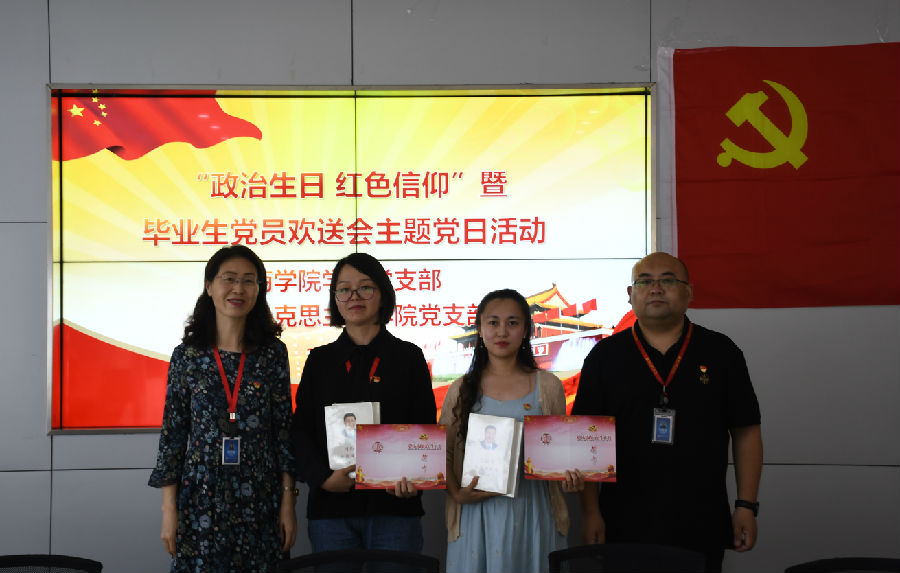 教师发放贺卡.jpg