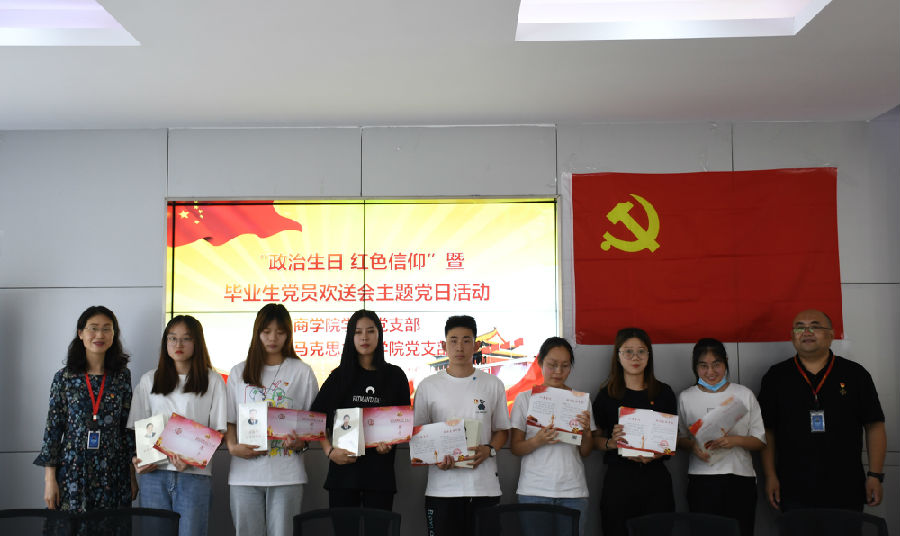 学生发放贺卡.jpg