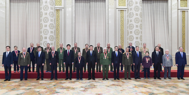 10月23日,纪念中国人民志愿军抗美援朝出国作战70周年大会在北京人民大会堂隆重举行。会前,习近平等领导同志会见“中国人民志愿军抗美援朝出国作战70周年”纪念章获得者代表,并同大家合影留念。新华社记者 谢环驰 摄