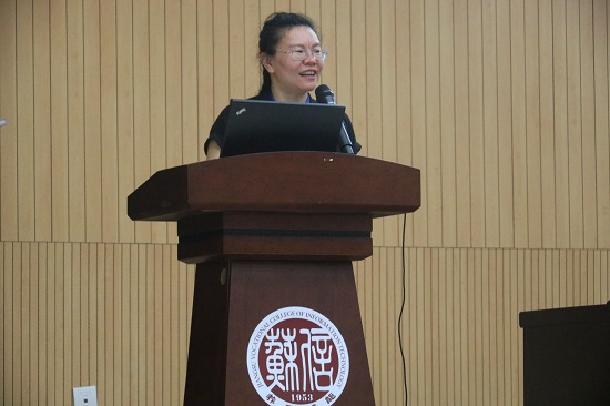 汽车工程学院副院长何宇漾致辞.JPG